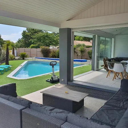 La Du Bassin Piscine Et Βίλα *